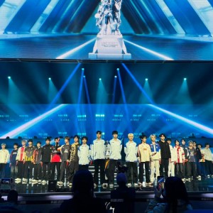 海星体-PEL春季赛开幕灯光秀震撼全场，众将静立如林|开幕式|和平精英|和平精英职业联赛|射线|实景_新浪新闻